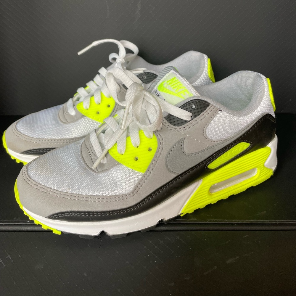 Women’s Nike Volt 2020 Airmax 8.5 Excellent worn once condition